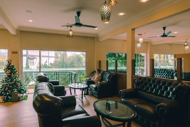 Lobby lounge