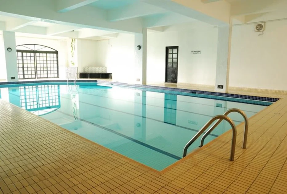 Kolam renang tertutup