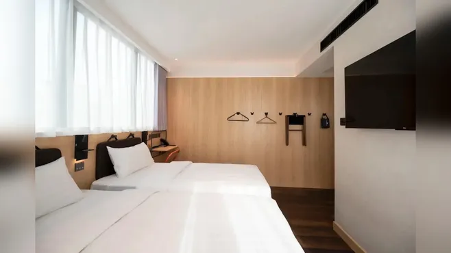 Signature Deluxe Twin Room (Art Theme)