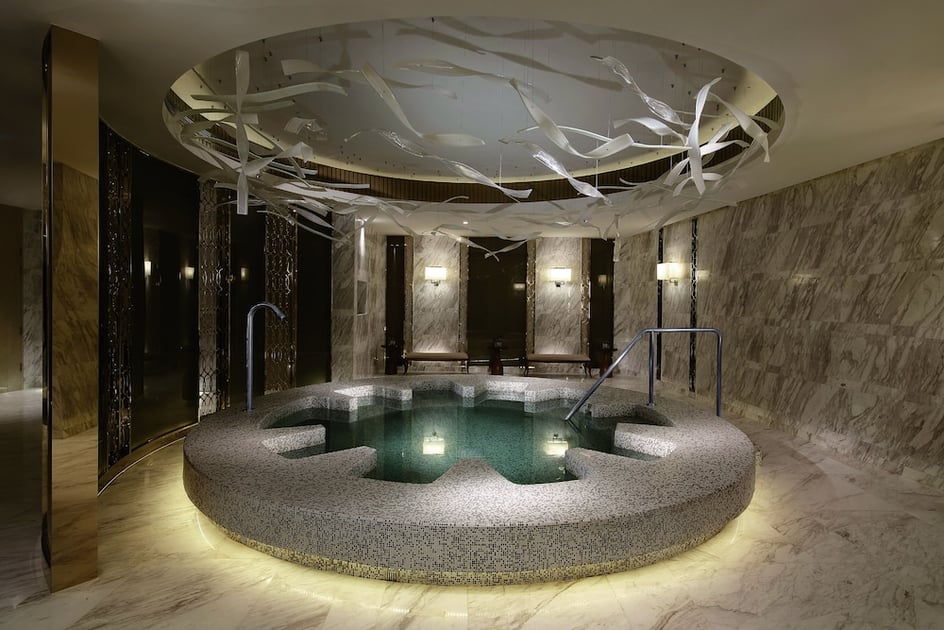 Indoor spa tub