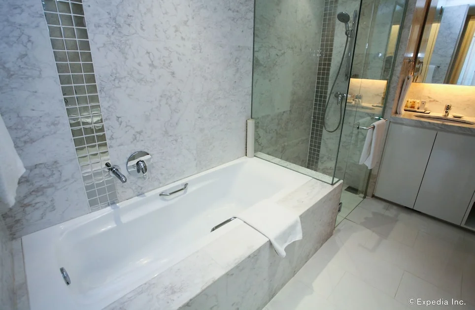 Deep soaking bathtub