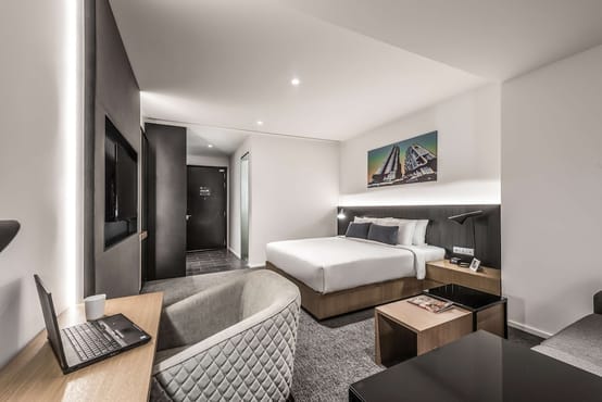 Room, 1 King Bed (Den)