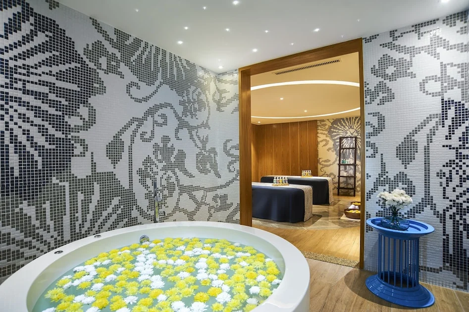Indoor spa tub