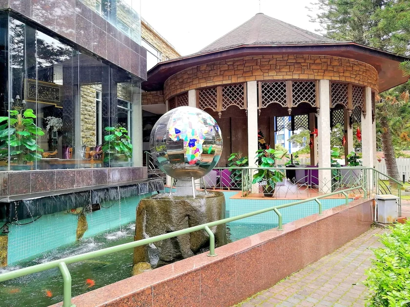 Lobby lounge