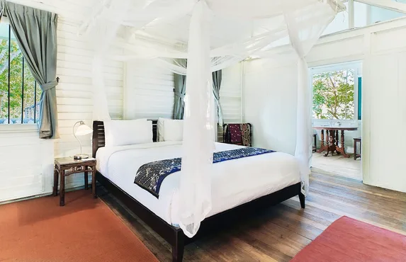 One Bedroom Suite - Colonial House 3