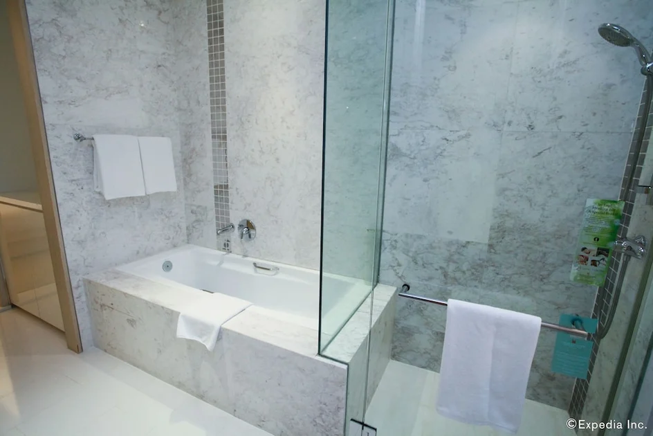 Deep soaking bathtub