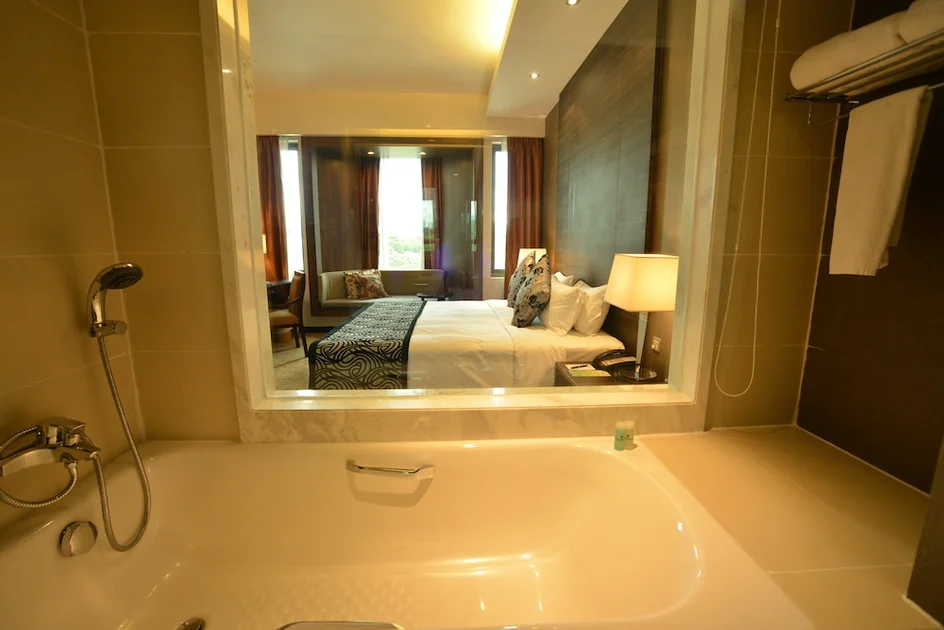 Deep soaking bathtub