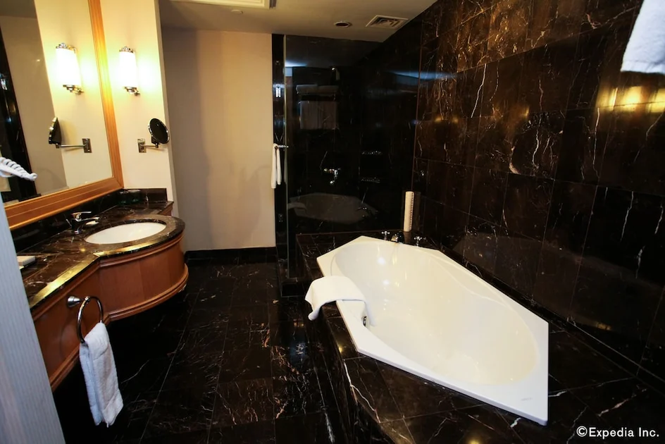 Deep soaking bathtub