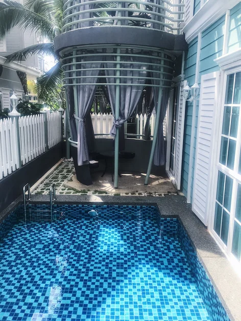 Kolam renang persendirian