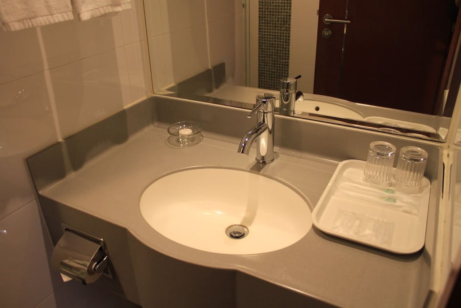 Bathroom sink