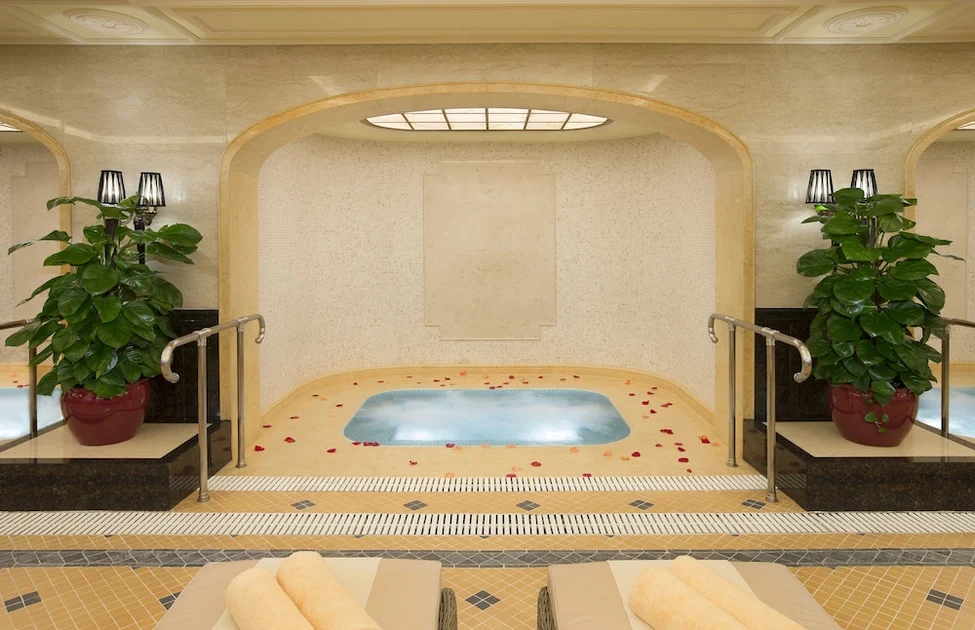 Indoor spa tub