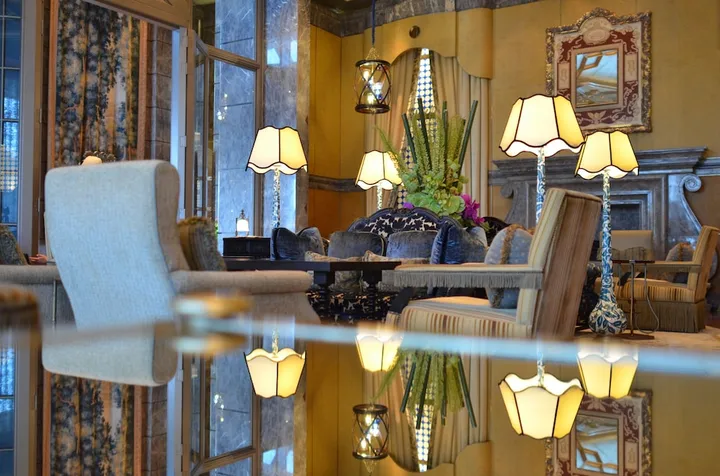 Lobby lounge