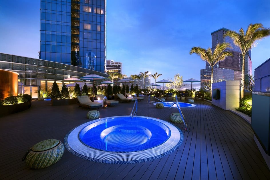 Outdoor spa tub