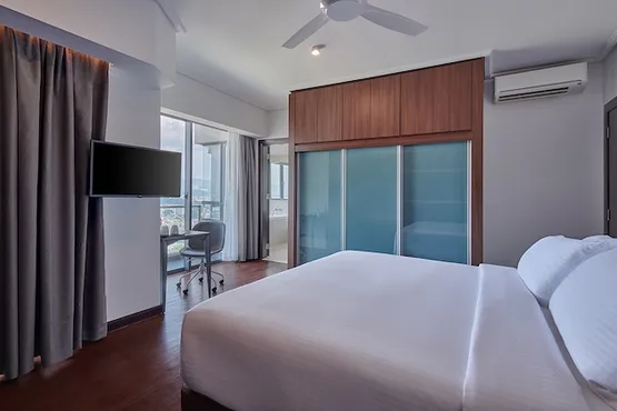 Co-Suite King, Balkoni