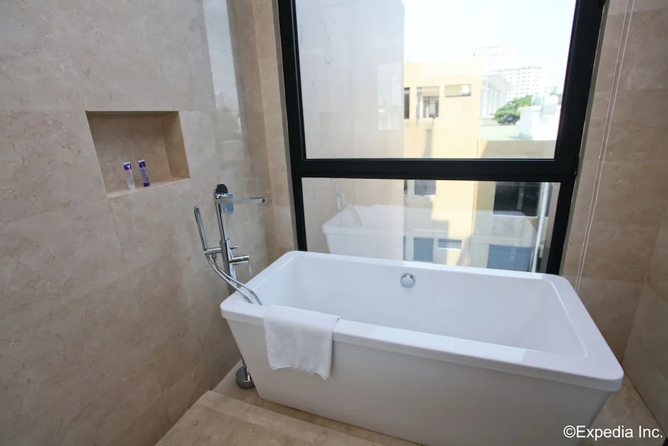 Deep Soaking Bathtub