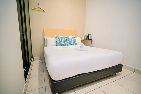 Standard Queen Room (Without Window)