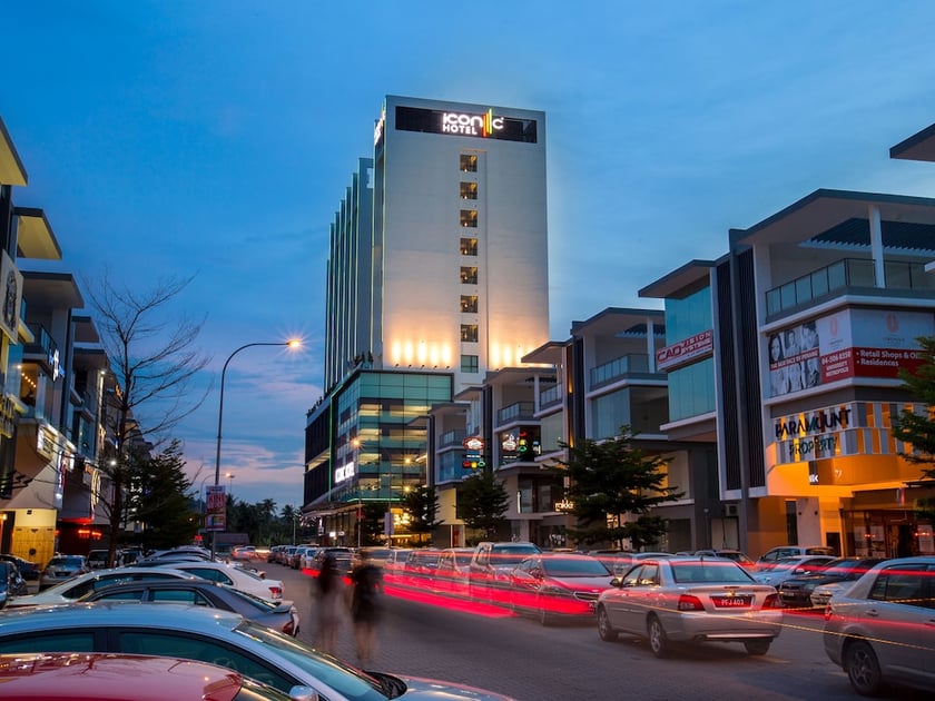 Depan hartanah - siang/malam