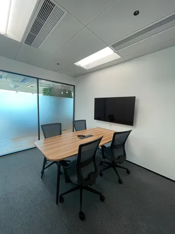 theDesk Enterprise Square 5