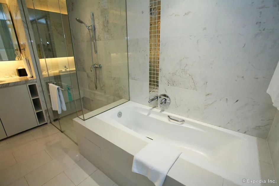 Deep soaking bathtub