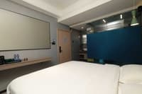 Queen Room With Audio-Visual Equipments