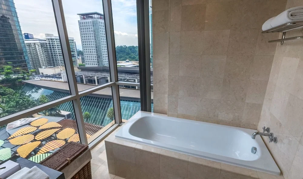 Jetted tub