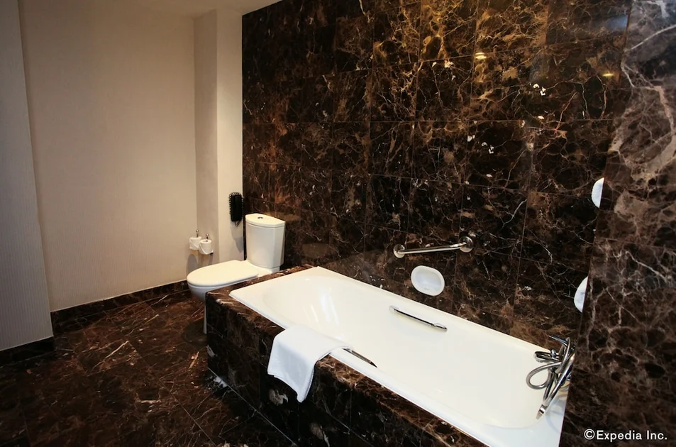 Deep soaking bathtub