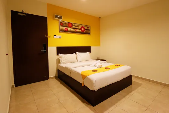 Standard Queen Room (No Window)