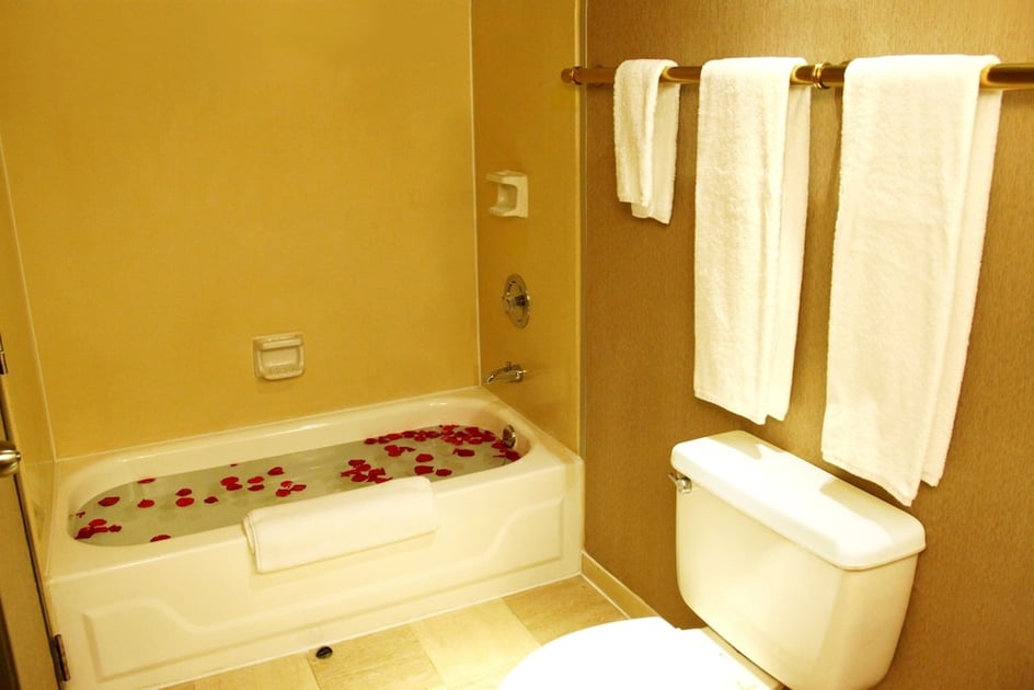 Deep soaking bathtub