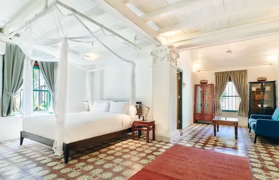 One Bedroom Suite - Colonial House 2