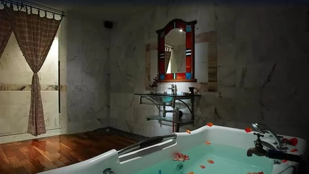 Indoor spa tub